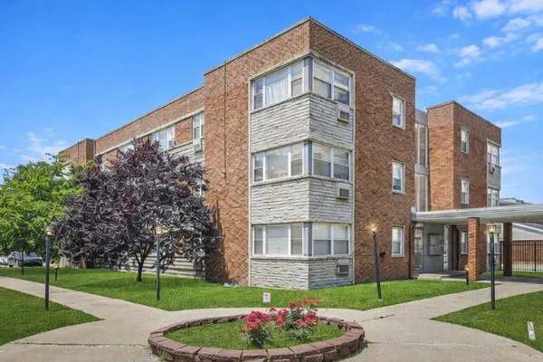 $1,200 | 2411 West Balmoral Avenue, Unit 2C, Chicago, IL 60625