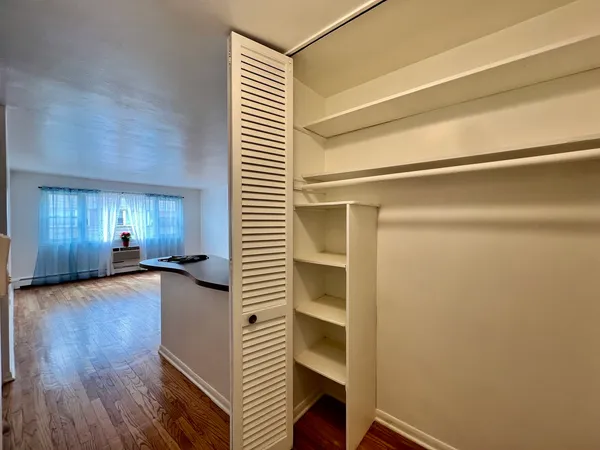 $1,200 | 2411 West Balmoral Avenue, Unit 2C, Chicago, IL 60625