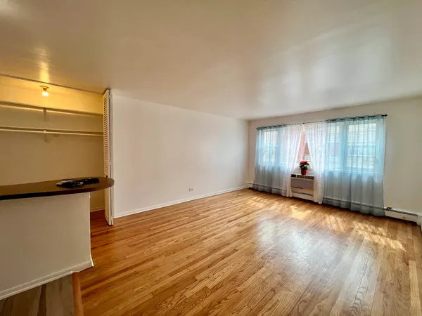 $1,200 | 2411 West Balmoral Avenue, Unit 2C, Chicago, IL 60625