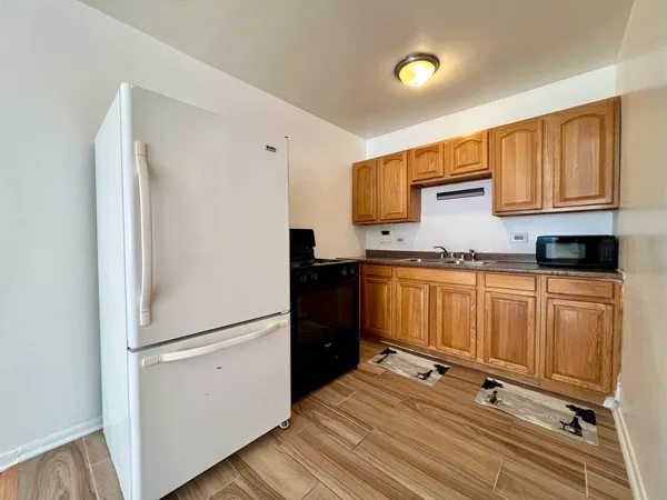 $1,200 | 2411 West Balmoral Avenue, Unit 2C, Chicago, IL 60625
