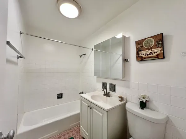$1,200 | 2411 West Balmoral Avenue, Unit 2C, Chicago, IL 60625