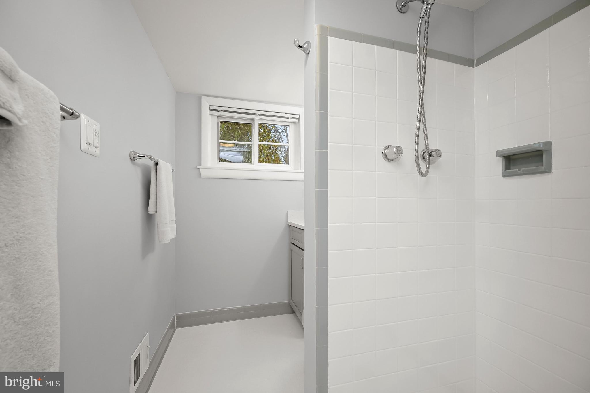 9809 Holmhurst Road Bethesda, MD 20817 - Photo 23 of 28 The Full Bath
