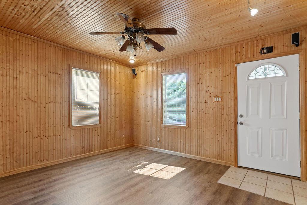 1611 Evergreen Road Columbus, OH 43207 - Photo 20 of 39 Living entry room