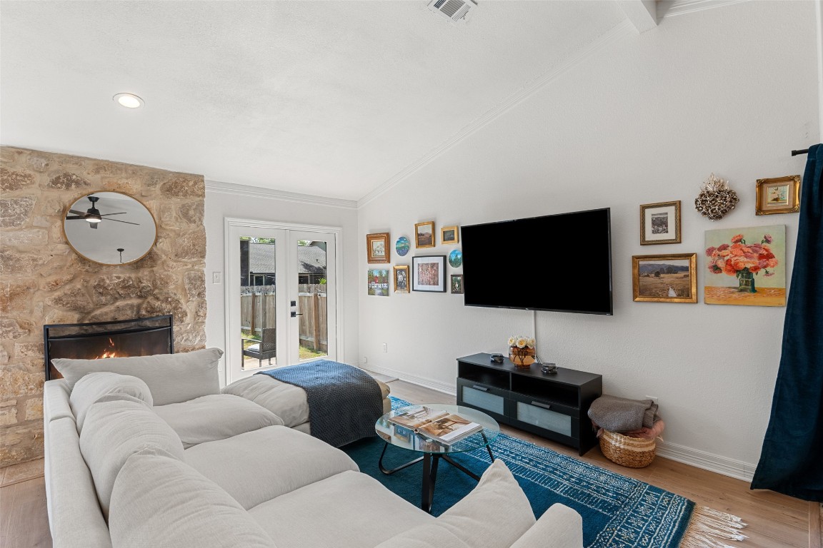 9833 Briar Ridge Drive Austin, TX 78748 - Photo 3 of 29 a living room with furniture and a flat screen tv