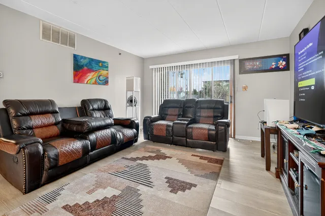 $185,900 | 10630 Ridgeland Avenue, Unit 1B, Chicago Ridge, IL 60415