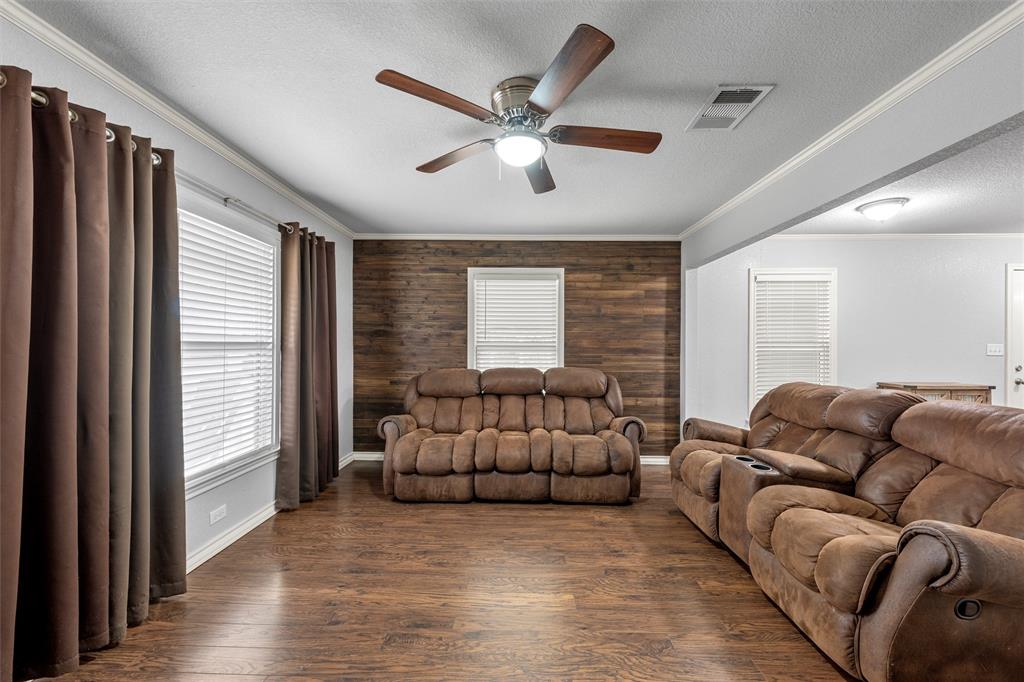 911 South Main Street West, TX 76691 - Photo 6 of 39