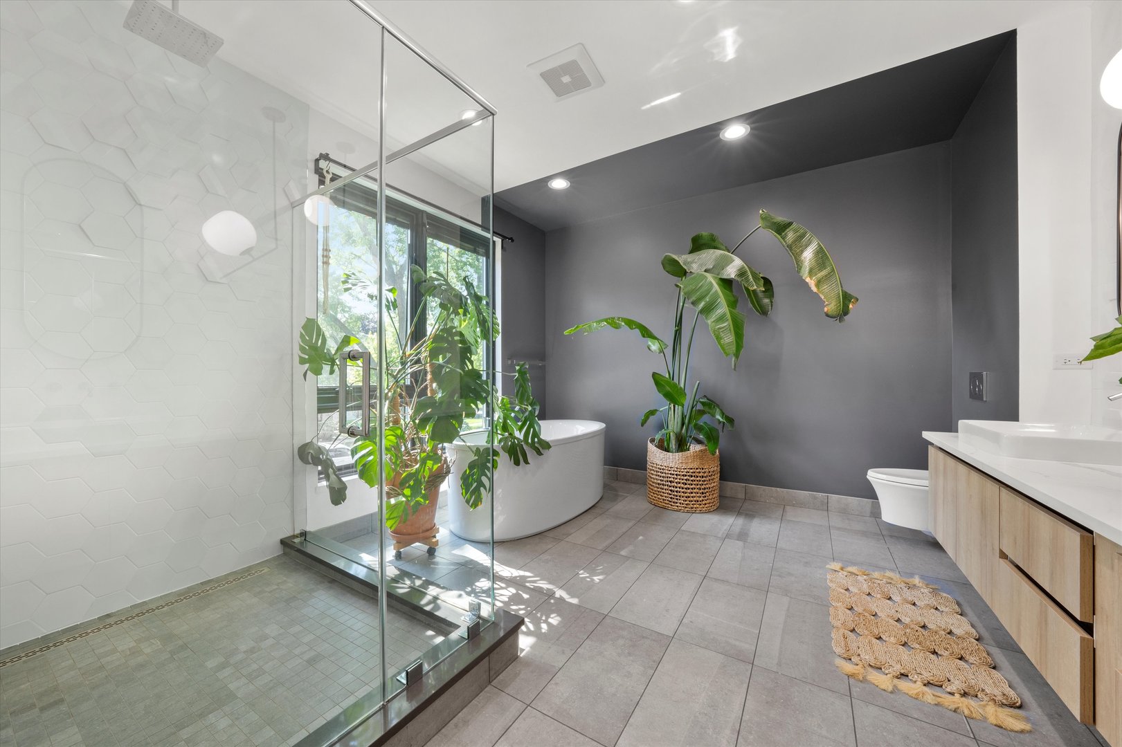 215 Eagle Street Naperville, IL 60540 - Photo 25 of 50 a vase of flowers sitting on a table