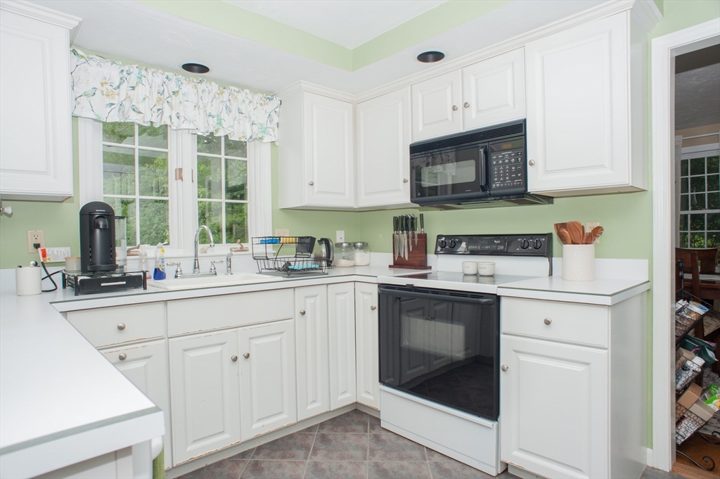 13 King Philip Path Mendon, MA 01756 - Photo 5 of 38