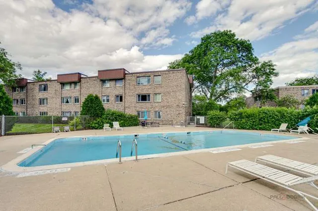 $218,500 | 2600 Brookwood Way Drive, Unit 305, Rolling Meadows, IL 60008