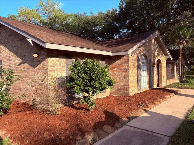 a front view of house with yard