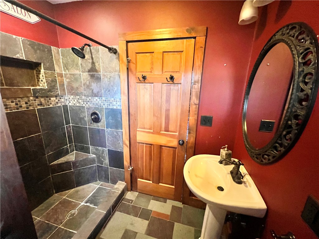 579 E Road Tiverton, RI 02878 - Photo 24 of 41