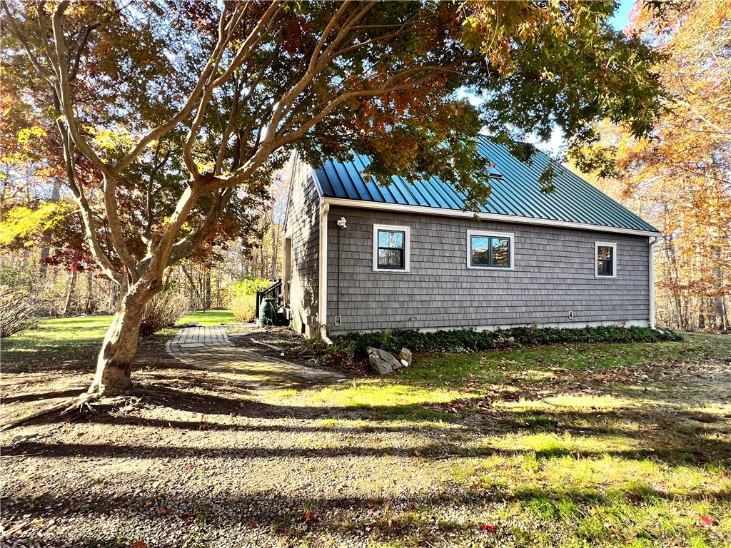 579 E Road Tiverton, RI 02878 - Photo 6 of 41