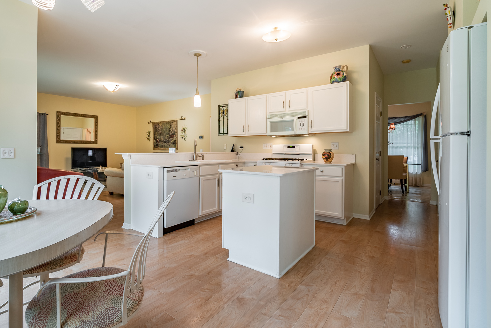 82 South Hankes Road Aurora, IL 60506 - Photo 6 of 28 Gallery Image 6