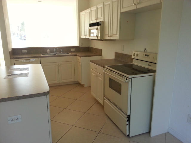 1982 Alamanda Way Riviera Beach, FL 33404 - Photo 4 of 11 Kitchen