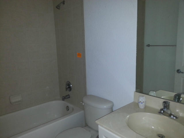 1982 Alamanda Way Riviera Beach, FL 33404 - Photo 7 of 11 Bathroom