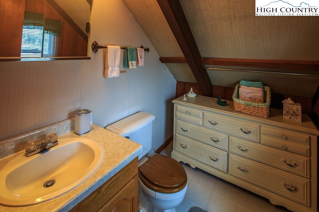 105 North Pinnacle Ridge Road, Unit MNC I # 7 Beech Mountain, NC 28604 - Photo 20 of 39 a bathroom with a toilet sink and mirror