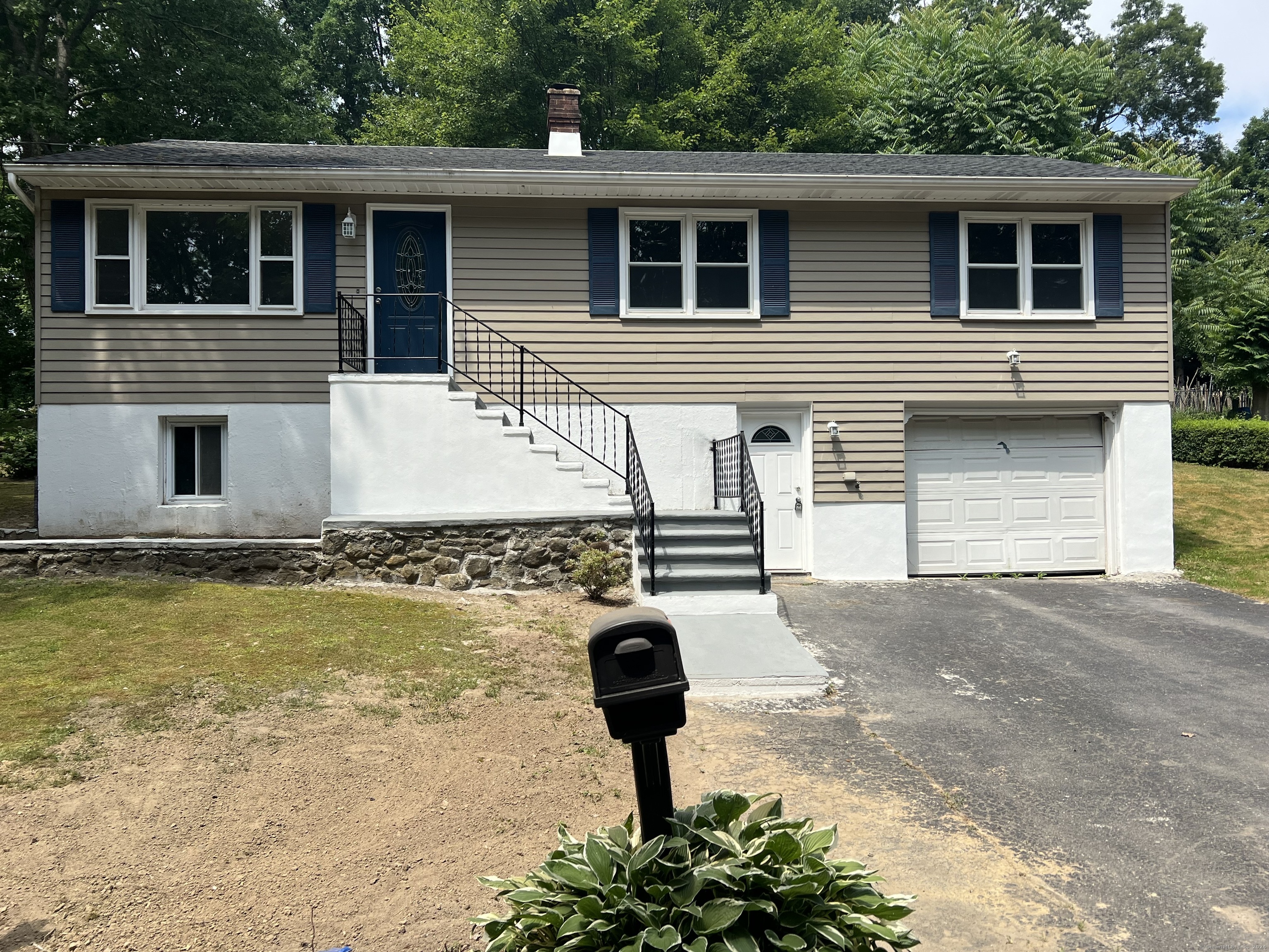 327 Lakeside Blvd West  