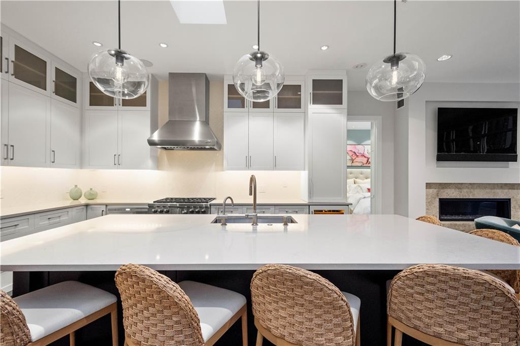 301 Fifth Avenue, Unit 720 Pittsburgh, PA 15222 - Photo 9 of 49 a dining room with furniture and window
