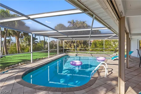 $1,100,000 | 9421 Moonlight Drive, Sanibel, FL 33957