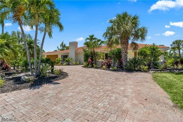 $1,100,000 | 9421 Moonlight Drive, Sanibel, FL 33957