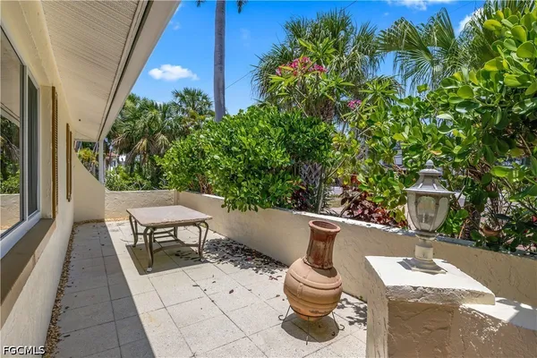 $1,100,000 | 9421 Moonlight Drive, Sanibel, FL 33957