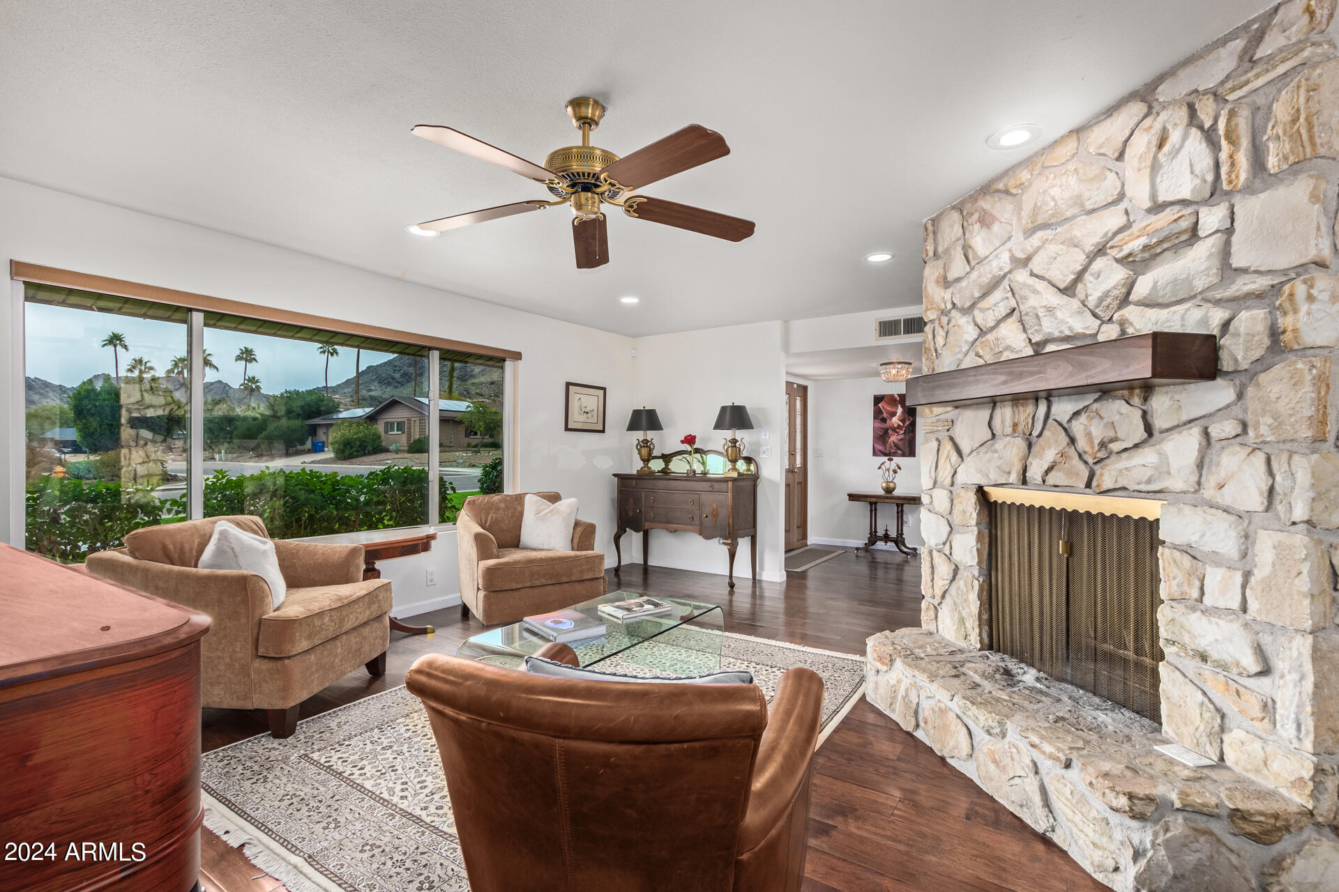 2149 East Lawrence Road Phoenix, AZ 85016 - Photo 9 of 53 Living Room