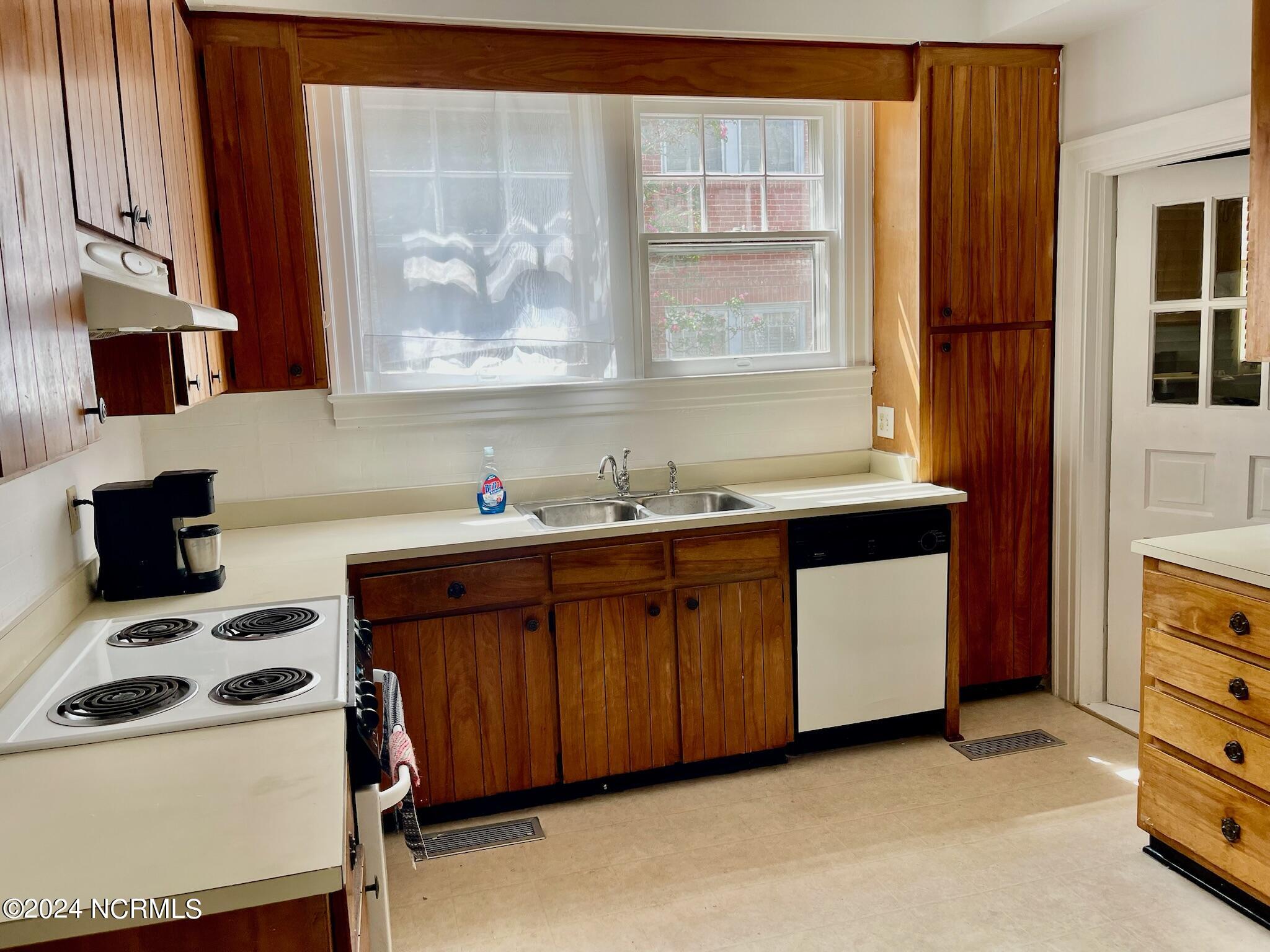 211 Everett Street Rockingham, NC 28379 - Photo 5 of 31 kitchen