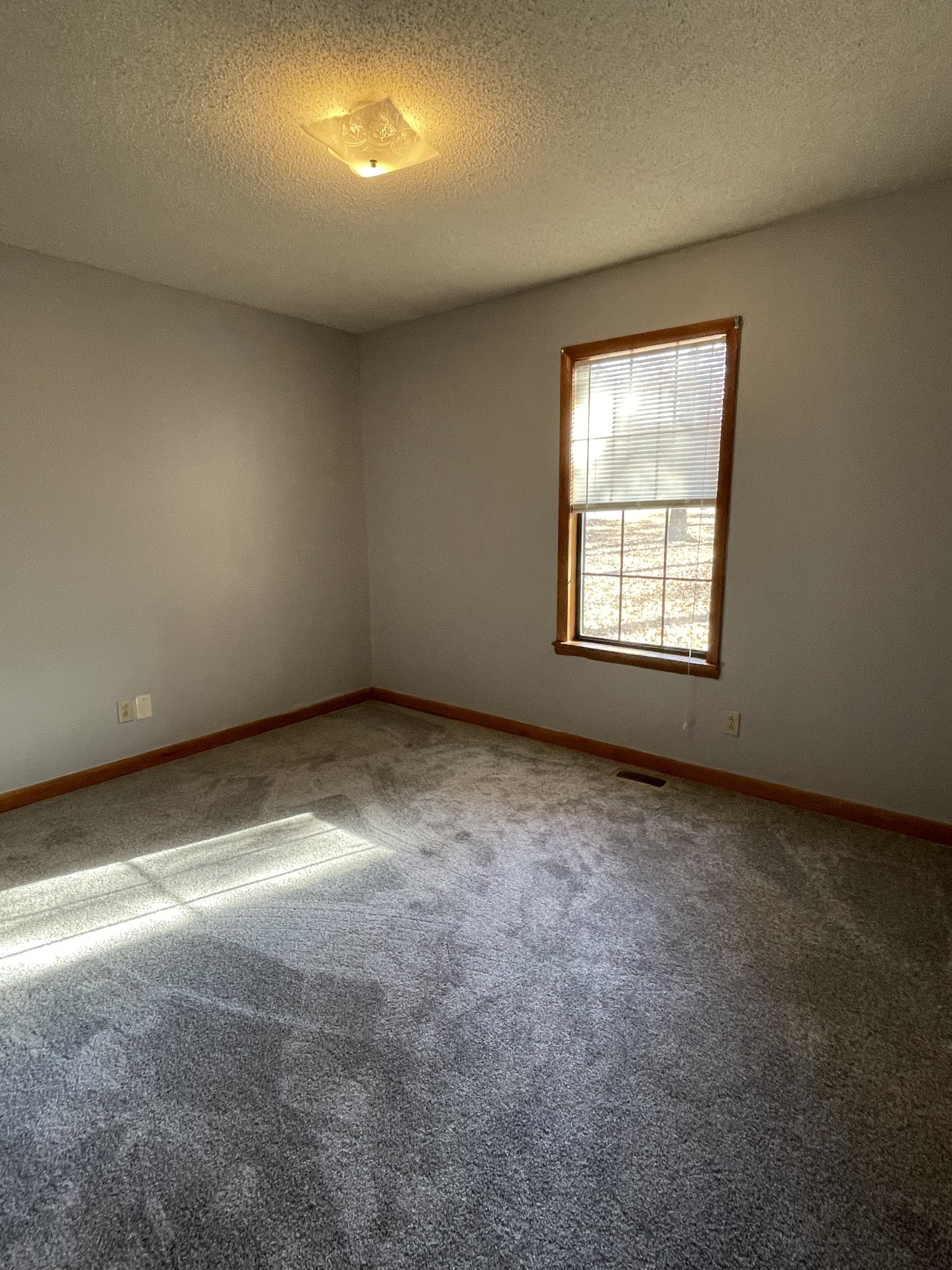 470 Cat Creek Road Manchester, TN 37355 - Photo 13 of 20 an empty room with a window