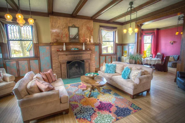 $1,800 | 1975 Riverside Avenue, Marinette, WI 54143