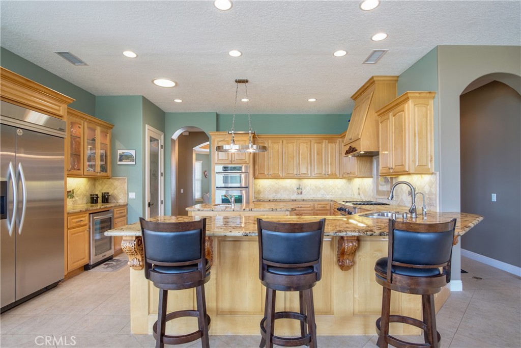 41380 La Sierra Road Temecula, CA 92591 - Photo 19 of 72 a kitchen with a table and chairs