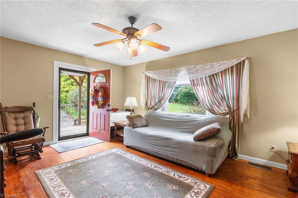 2176 Vienna Dozier Road Pfafftown, NC 27040 - Photo 6 of 22 Living Area