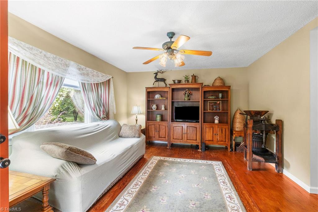 2176 Vienna Dozier Road Pfafftown, NC 27040 - Photo 7 of 22 Living area