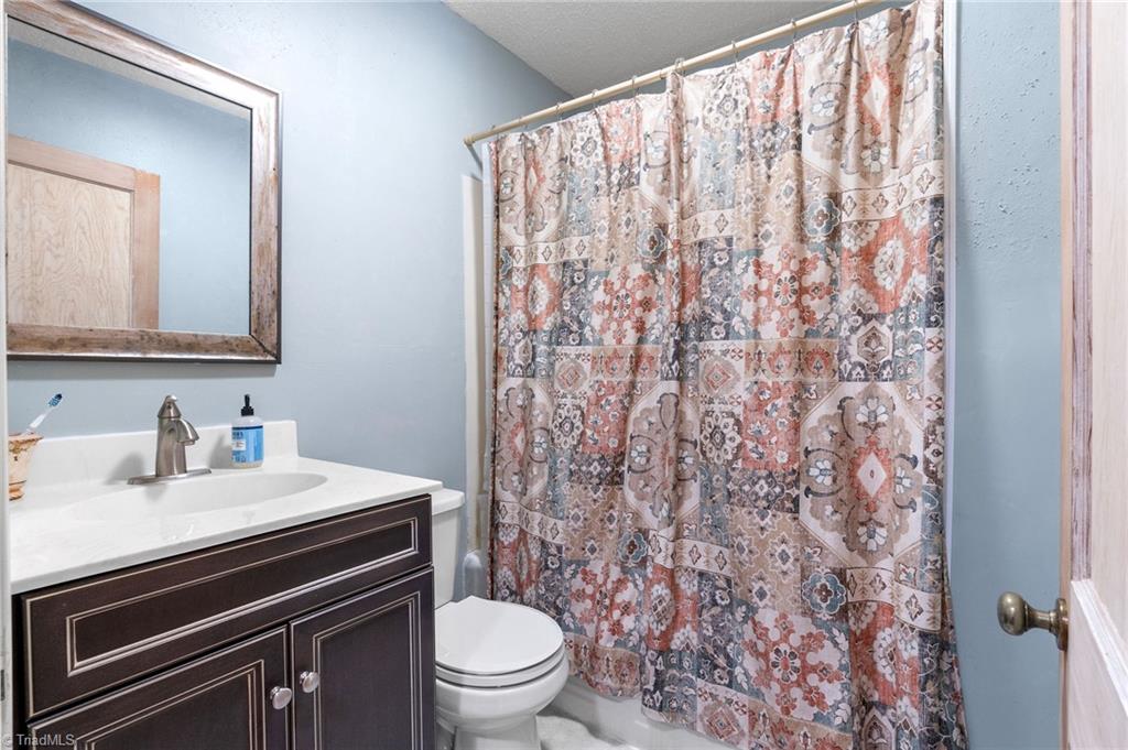 2176 Vienna Dozier Road Pfafftown, NC 27040 - Photo 10 of 22 Bath