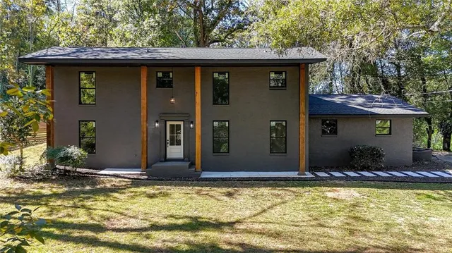 a view of a house with a yard
