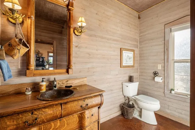 $1,160,000 | 483 East Grand Oaks Drive, Harper, TX 78631