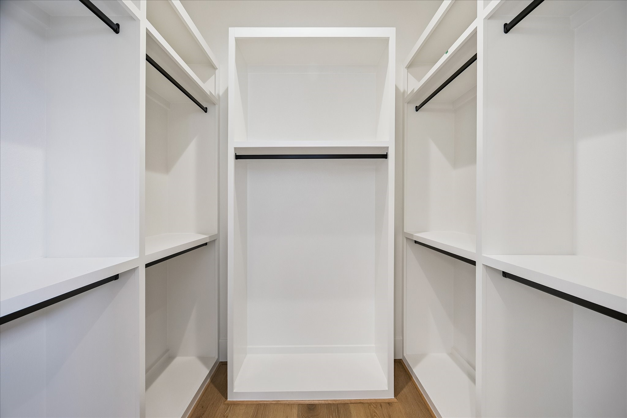 335 Harvard Street Houston, TX 77007 - Photo 28 of 35 Walk-in closet in secondary bedroom