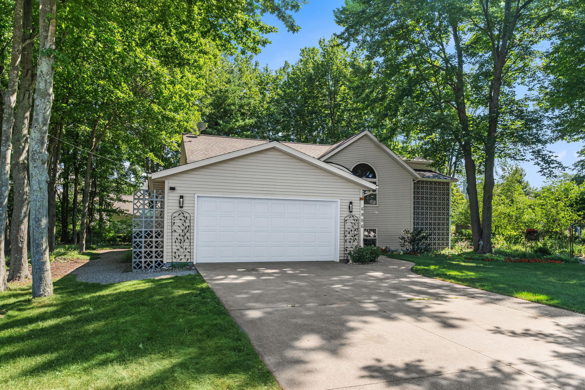 6806 Wiley Road Douglas, MI 49406 - Photo 4 of 82 3-web-or-mls-Project_20260720_5131