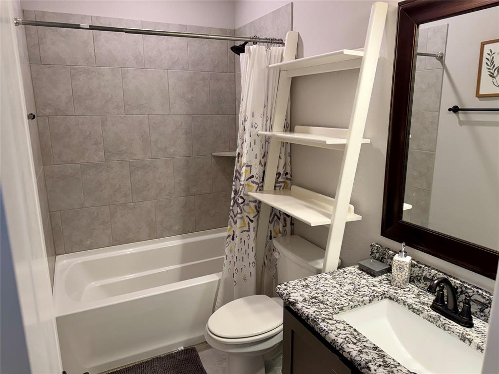 729 Oakleaf Drive Midlothian, TX 76065 - Photo 20 of 28 Bathroom upstairs