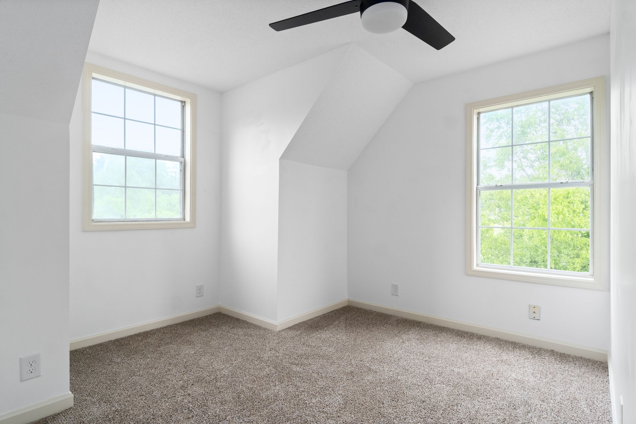 198 Cummings Creek Road Clarksville, TN 37042 - Photo 25 of 43 an empty room with windows