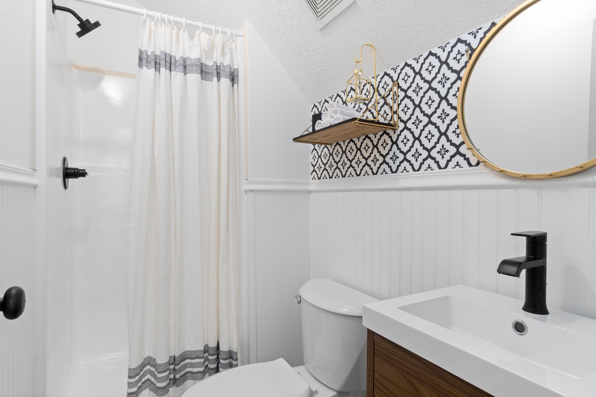 198 Cummings Creek Road Clarksville, TN 37042 - Photo 27 of 43 a bathroom with a sink a toilet and shower curtain