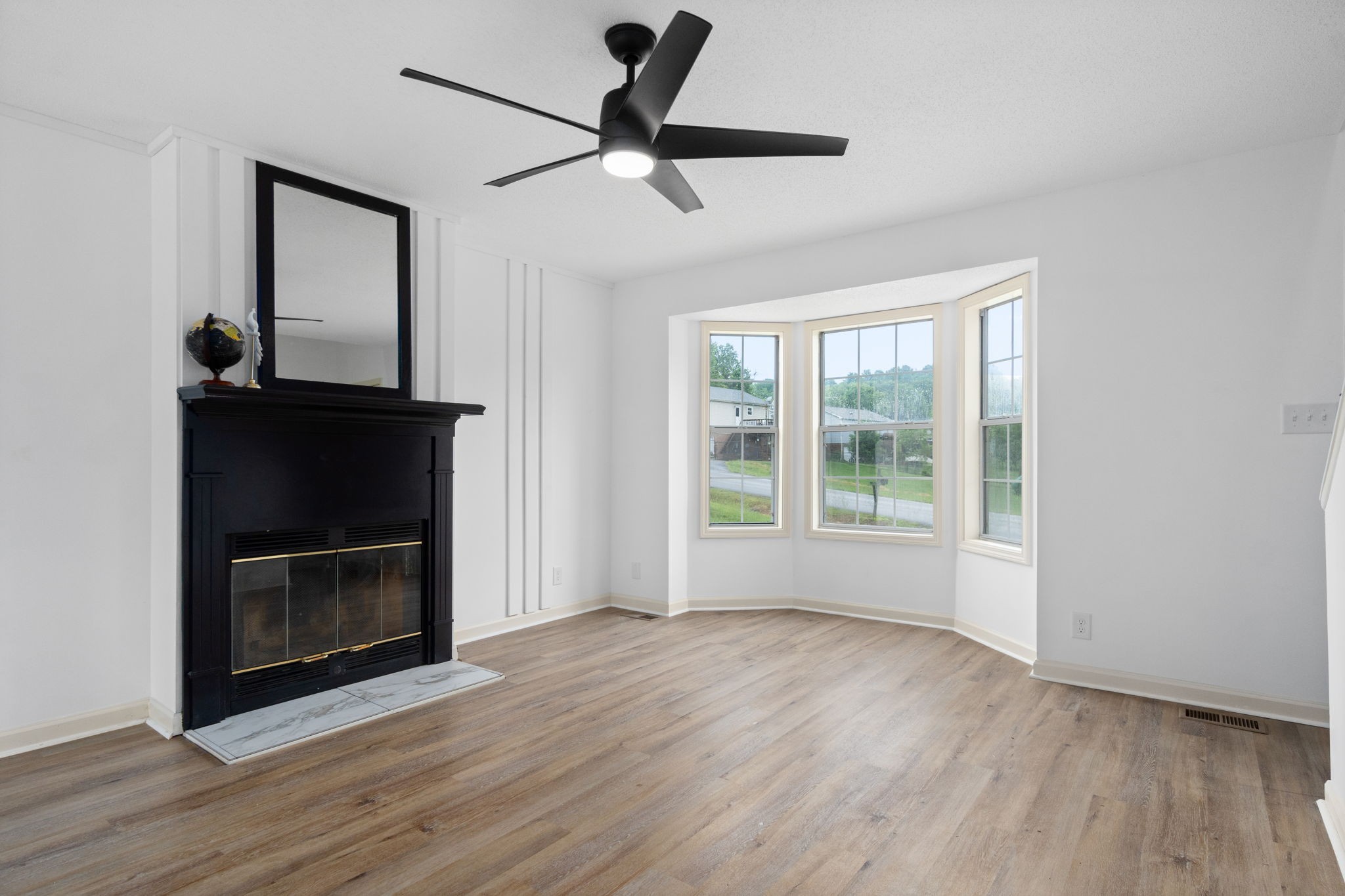 198 Cummings Creek Road Clarksville, TN 37042 - Photo 9 of 43 a living room with a fireplace and a window