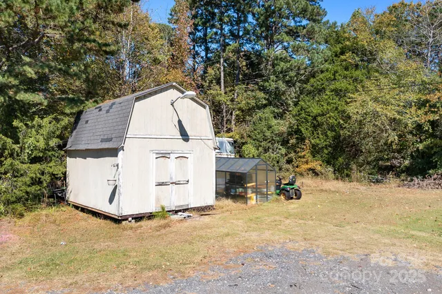 a view of a backyard