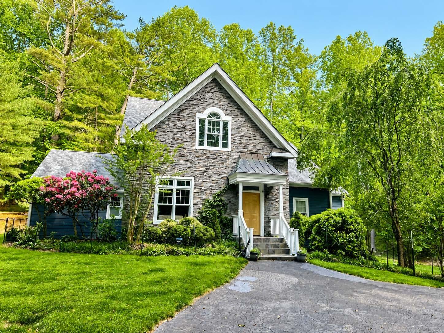 5671 Split Rail Lane Roanoke, VA 24018 - Photo 6 of 71 Spring is in full bloom!