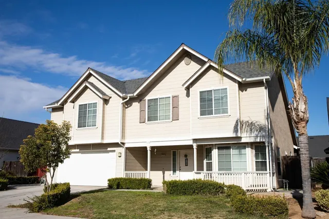 a view of house with a yard