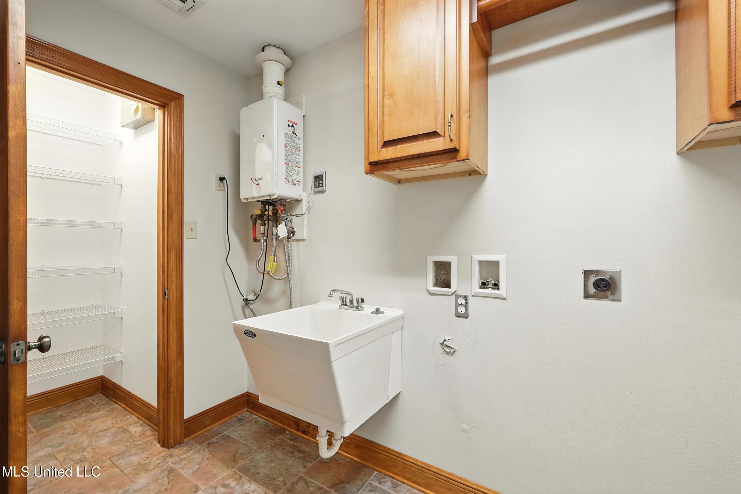 11362 Old Kiln Road Picayune, MS 39466 - Photo 19 of 40 19_laundry
