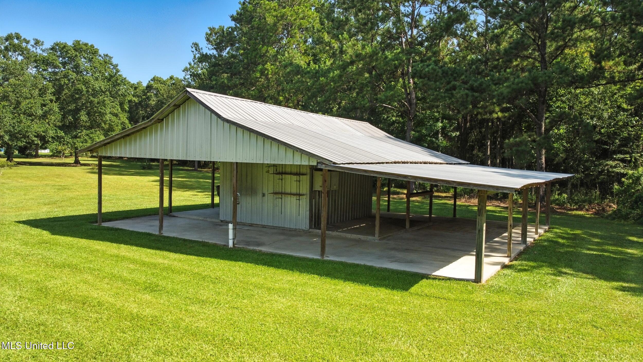 11362 Old Kiln Road Picayune, MS 39466 - Photo 29 of 40 29_barn front right