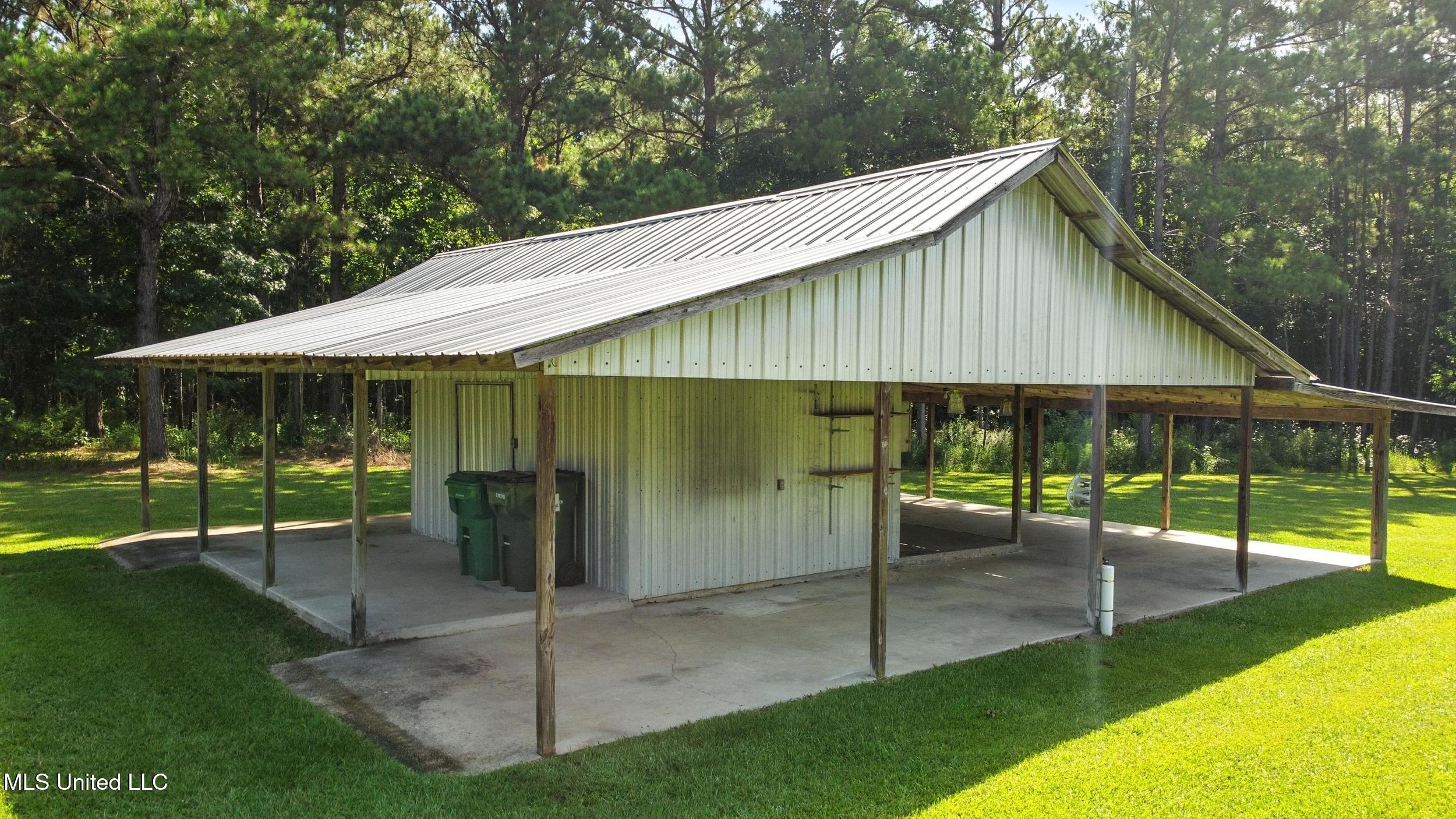 11362 Old Kiln Road Picayune, MS 39466 - Photo 30 of 40 30_barn front left