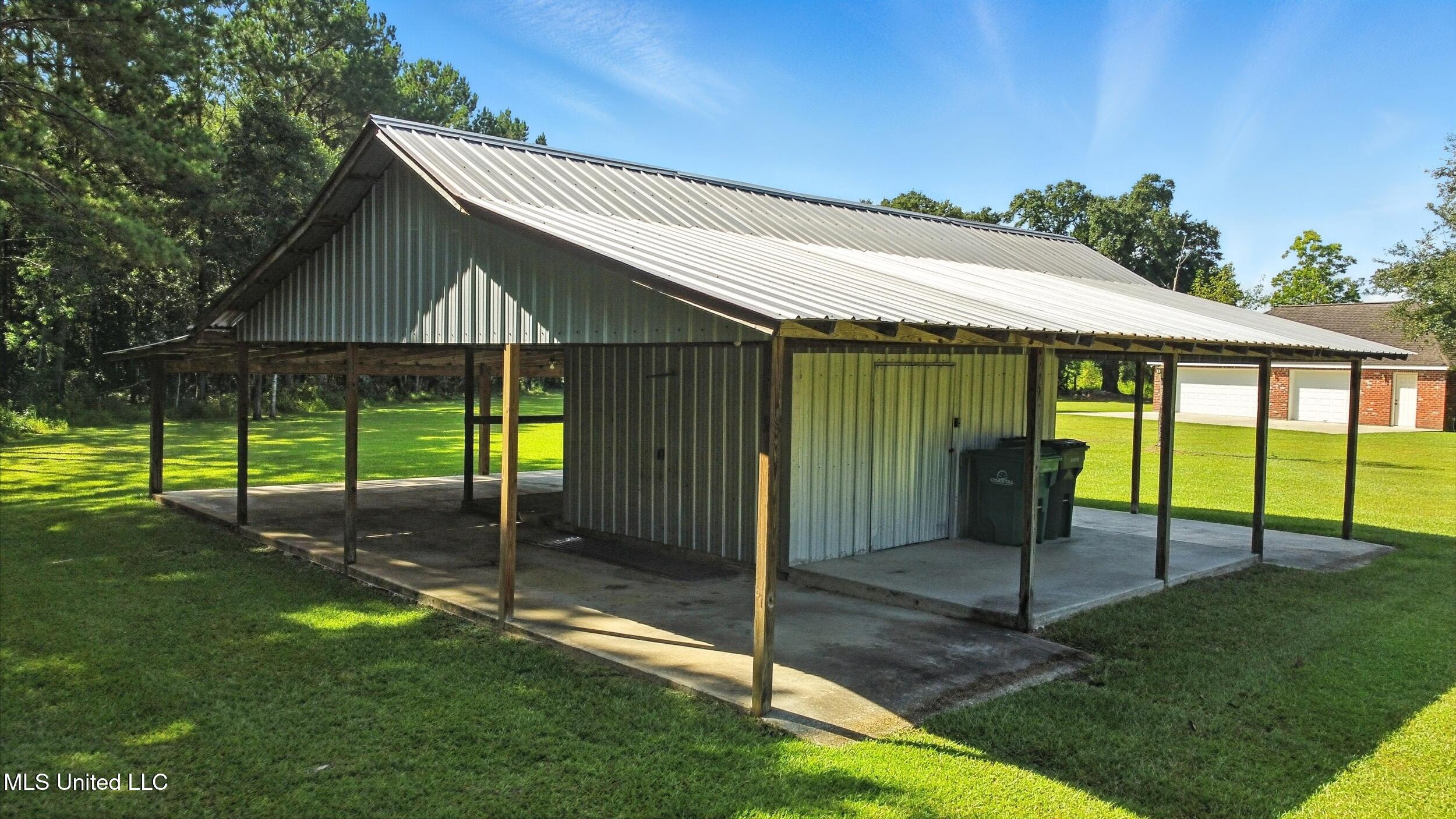 11362 Old Kiln Road Picayune, MS 39466 - Photo 31 of 40 31_barn back right