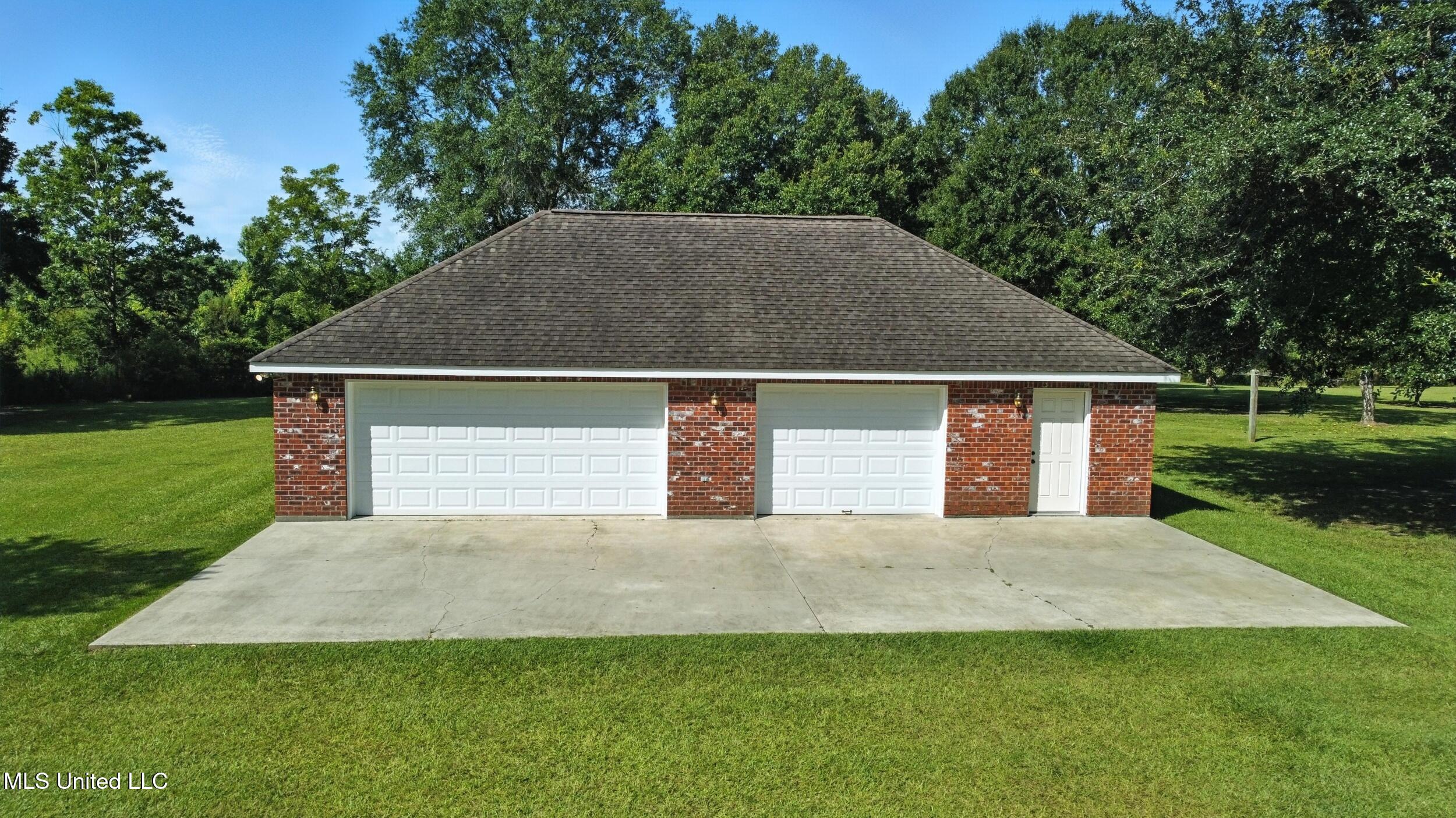 11362 Old Kiln Road Picayune, MS 39466 - Photo 33 of 40 33_garage front