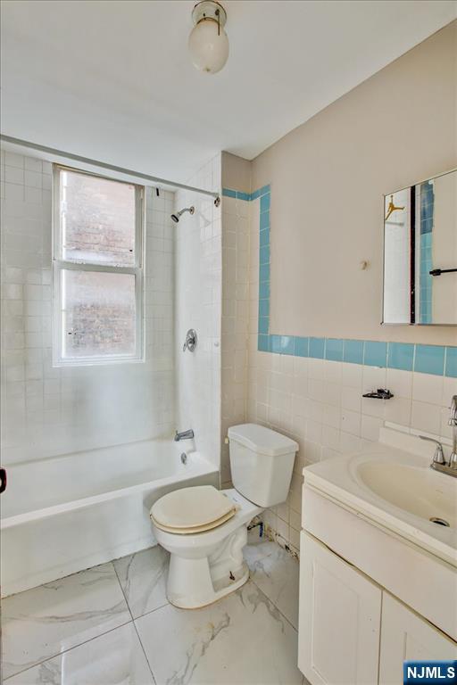 70 South 9th Street Newark, NJ 07107 - Photo 19 of 29 a bathroom with a toilet a sink and a bathtub
